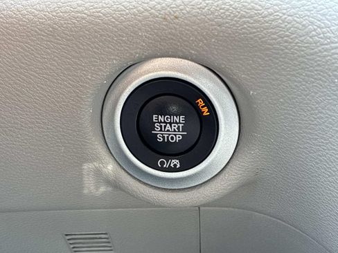 Used 2024 Chrysler Pacifica Touring-L FWD image 31