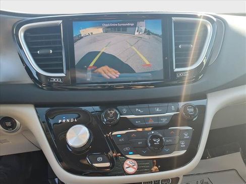 Used 2024 Chrysler Pacifica Touring-L FWD image 26