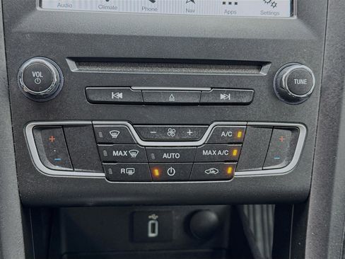 Used 2018 Ford Fusion SE w/ Equipment Group 601A FWD image 12