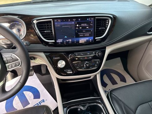 Certified 2023 Chrysler Pacifica Limited image 9