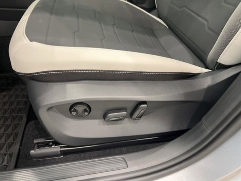 New 2025 Volkswagen Taos SE image 9