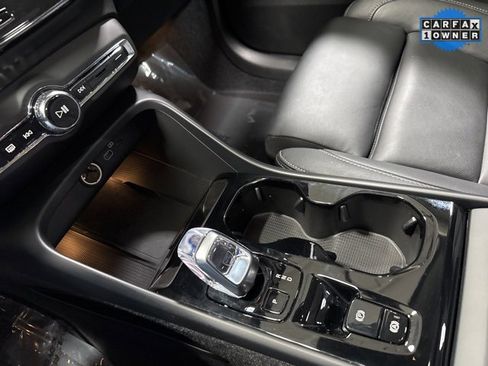 Used 2025 Volvo XC40 B5 Plus image 17