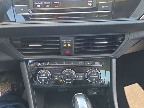 Used 2019 Volkswagen Jetta SE FWD image 12