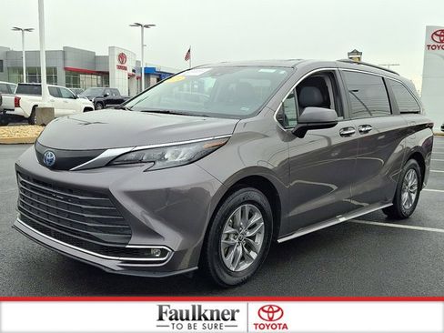 Certified 2024 Toyota Sienna XLE image 3