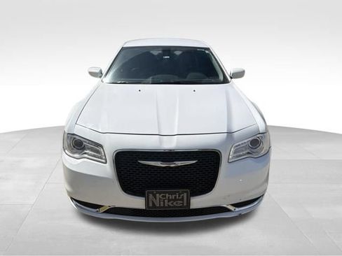 Used 2016 Chrysler 300 Limited RWD image 9
