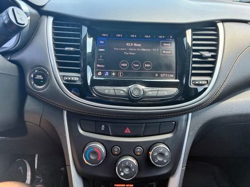 Used 2021 Chevrolet Trax LT w/ LT Convenience Package FWD image 18