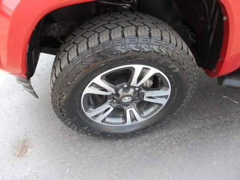 Used 2019 Toyota Tacoma TRD Sport AWD/4WD image 15