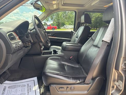 Used 2007 Chevrolet Suburban LT w/ LT Preferred Equipment Group AWD/4WD image 12