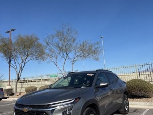 Used 2025 Chevrolet Trax LT w/ LT Convenience Package image 1