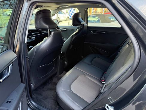 Used 2024 Kia Niro EX Touring image 31