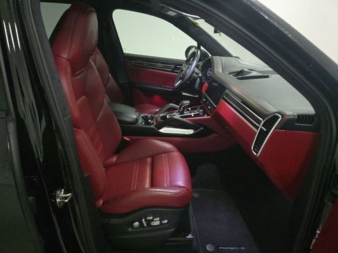 Used 2019 Porsche Cayenne Turbo image 5