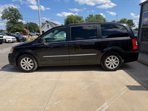 Used 2015 Chrysler Town & Country Touring FWD image 5