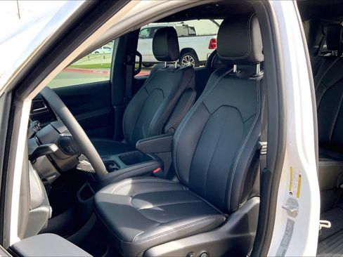 New 2026 Chrysler Pacifica Select image 9