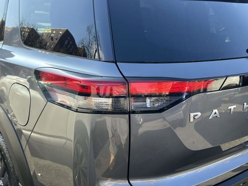 Used 2023 Nissan Pathfinder S image 11