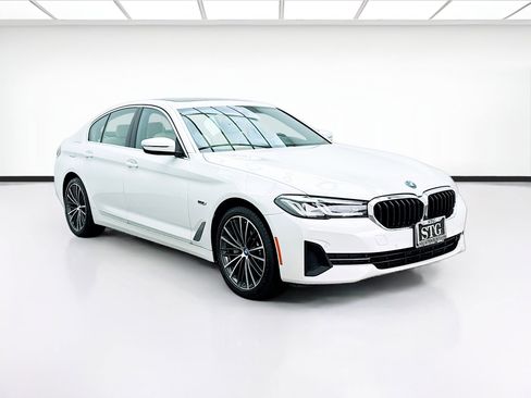 Used 2023 BMW 530e w/ Premium Package image 3