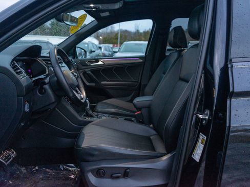Certified 2023 Volkswagen Tiguan SE R-Line image 9