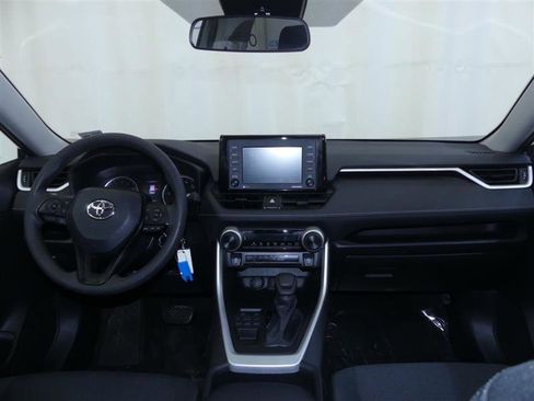 Used 2020 Toyota RAV4 LE image 13