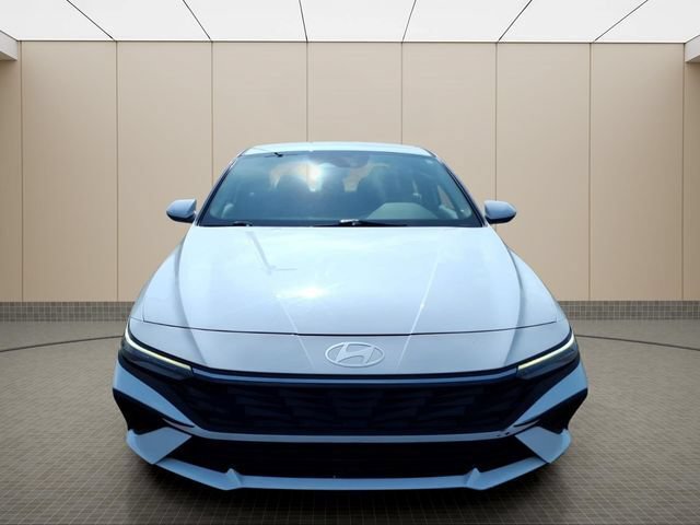 Used 2025 Hyundai Elantra SE FWD image 4