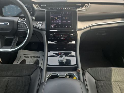 Used 2025 Jeep Grand Cherokee Altitude AWD/4WD image 11