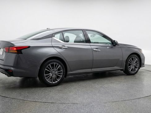 Used 2025 Nissan Altima 2.5 SV FWD image 9