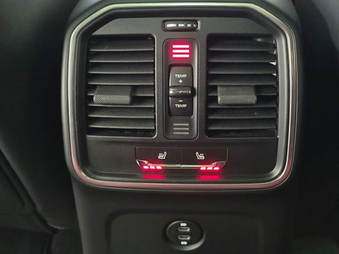 Certified 2025 Porsche Macan image 18