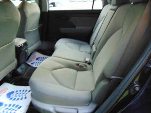 Used 2021 Toyota Highlander LE AWD/4WD image 15