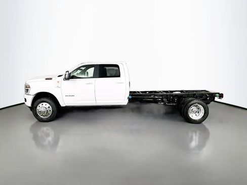 New 2026 RAM 4500 4x4 Crew Cab DRW w/ Laramie Trim Package image 4