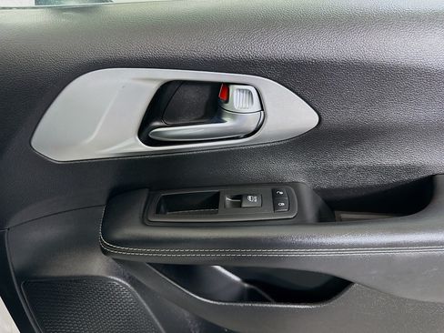 Used 2023 Chrysler Pacifica Touring FWD image 31