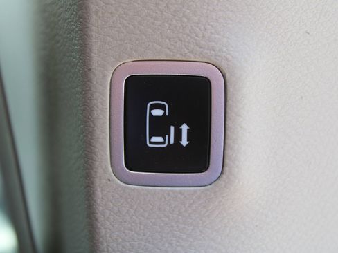 Used 2023 Chrysler Pacifica Touring-L FWD image 20