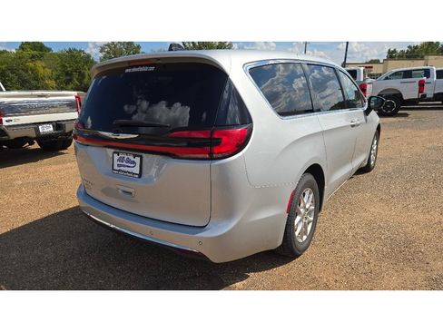 Used 2024 Chrysler Pacifica Touring-L FWD image 6