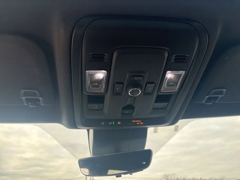 Used 2025 Chevrolet Suburban High Country image 4