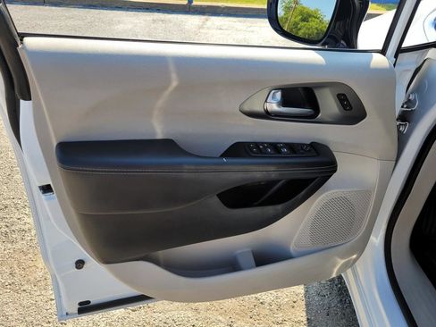 Used 2024 Chrysler Pacifica Touring-L FWD image 14