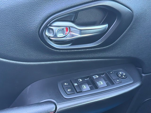 Used 2020 Jeep Cherokee Trailhawk w/ Cold Weather Group AWD/4WD image 11