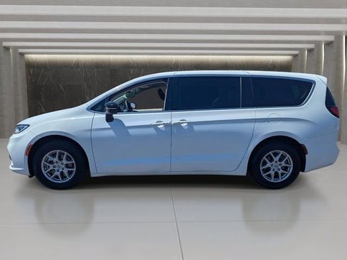 Used 2024 Chrysler Pacifica Touring-L FWD image 2