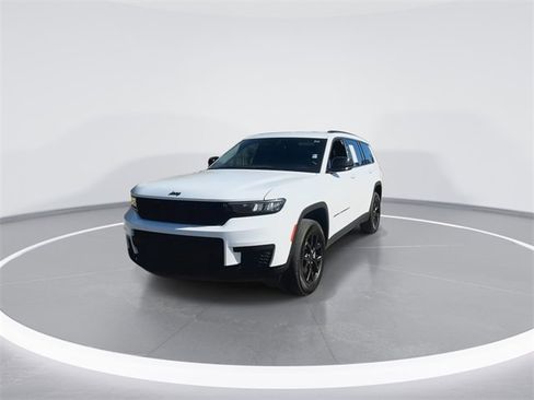 Used 2024 Jeep Grand Cherokee L Altitude image 3