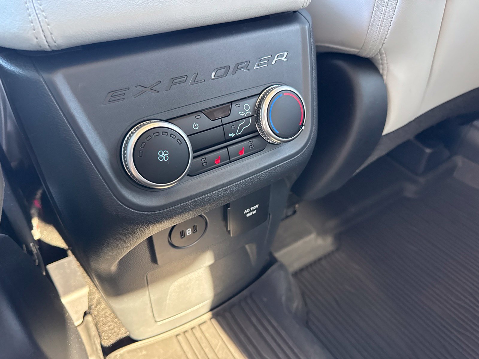 Certified 2025 Ford Explorer Platinum w/ Ultimate Package AWD/4WD image 41