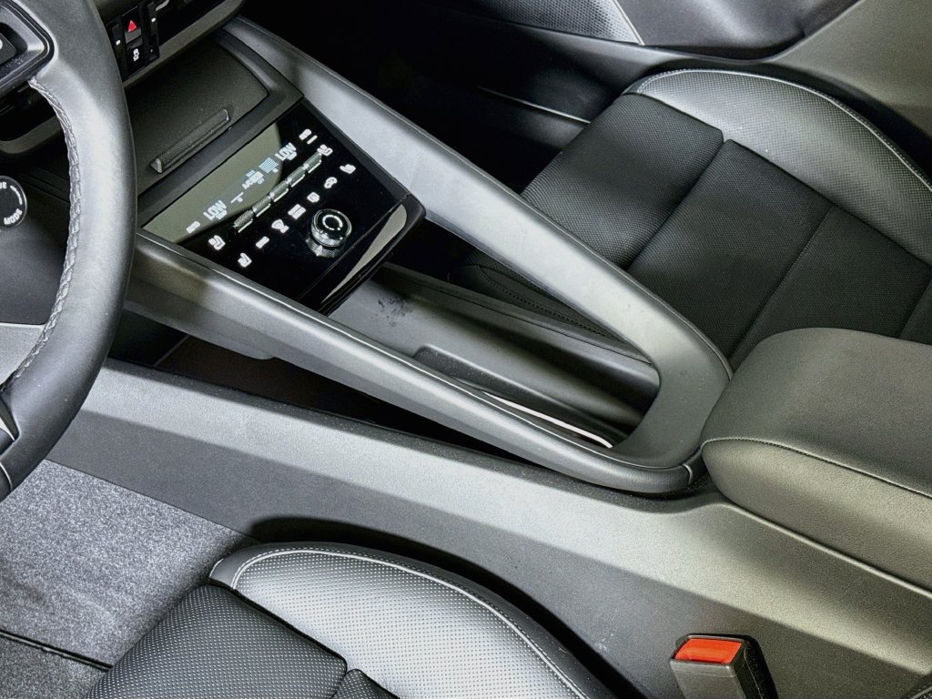 Certified 2026 Porsche Macan Electric RWD image 21