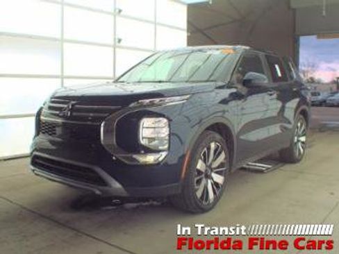 Used 2025 Mitsubishi Outlander SE image 2