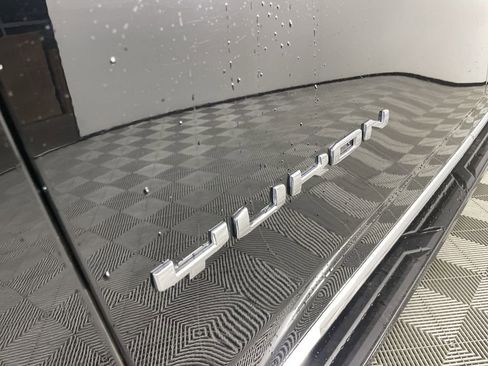 Used 2022 GMC Yukon XL SLT w/ SLT Premium Package image 32