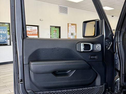 Used 2018 Jeep Wrangler Unlimited Sahara AWD/4WD image 15