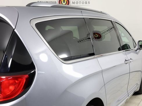 Used 2019 Chrysler Pacifica Limited image 47