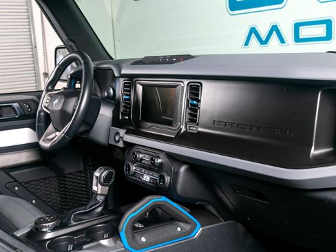 Used 2022 Ford Bronco Black Diamond image 12