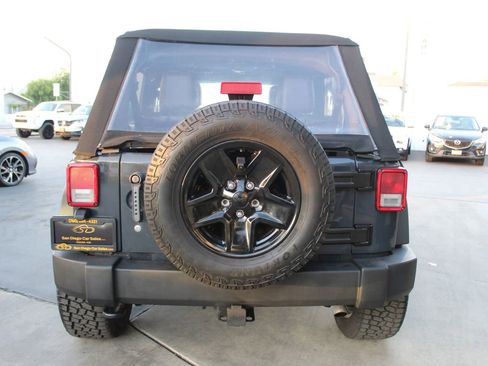 Used 2017 Jeep Wrangler Unlimited Rubicon w/ Connectivity Group AWD/4WD image 4