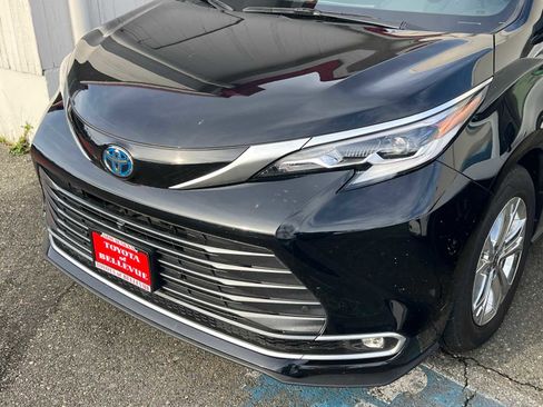 Certified 2022 Toyota Sienna Platinum image 2