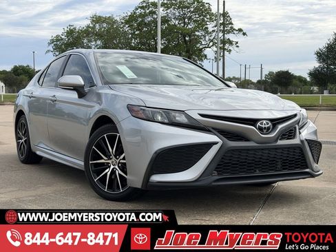 Used 2024 Toyota Camry SE image 2