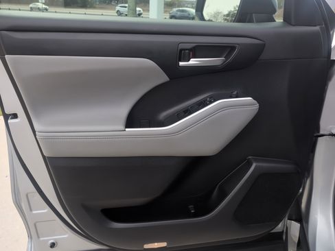 Certified 2024 Toyota Highlander XLE image 14