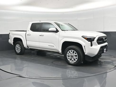 Used 2025 Toyota Tacoma SR5 AWD/4WD image 1