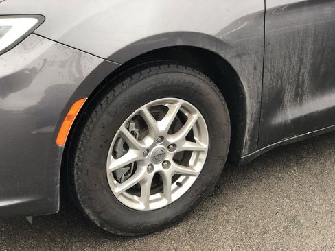 Used 2022 Chrysler Pacifica Touring-L image 2