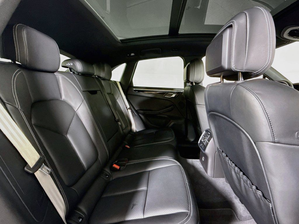 Used 2024 Porsche Macan AWD/4WD image 19