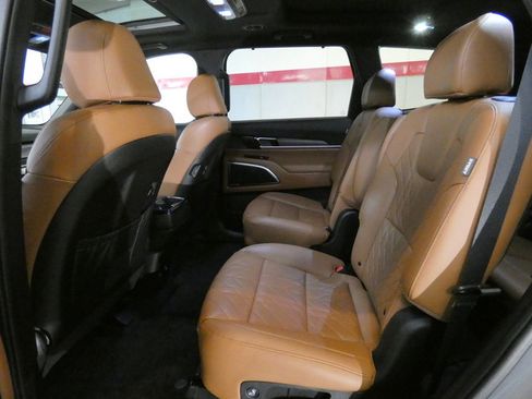 Used 2023 Kia Telluride AWD image 26